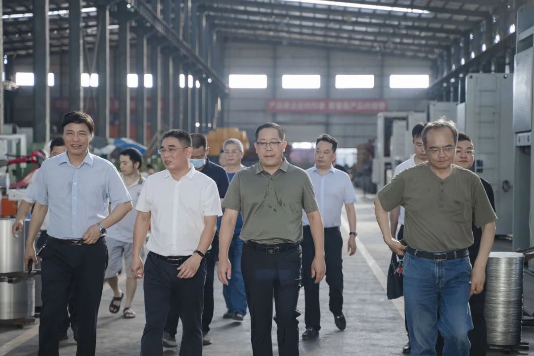 衡東縣縣委副書記、縣長(zhǎng)對(duì)朝陽集團(tuán)自動(dòng)化生產(chǎn)線進(jìn)行視察